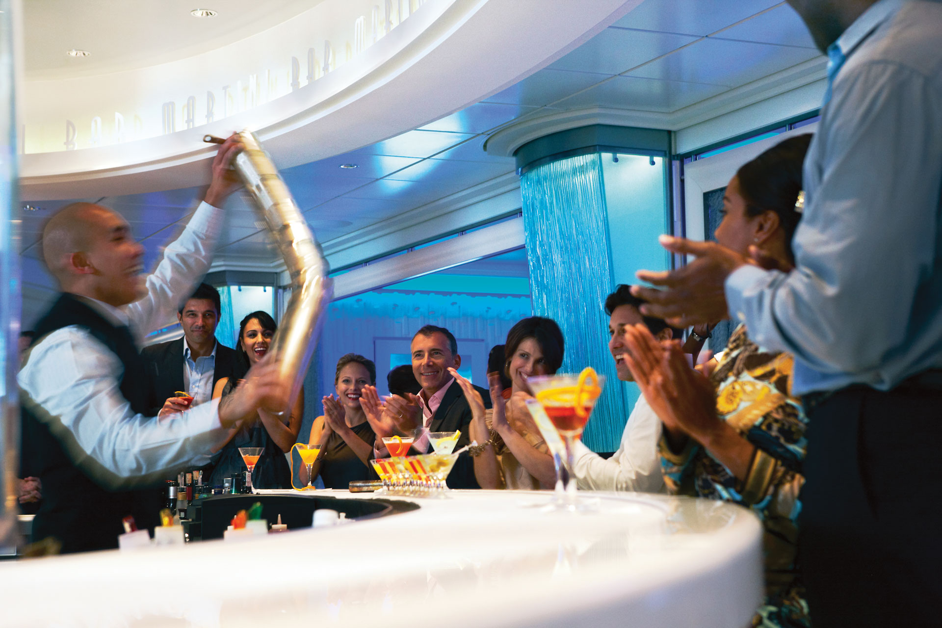 images/Ship photos/Equinox 季候號/8a_CEL_EQ_Martini_Bar_&_Crush_3_edited.jpg